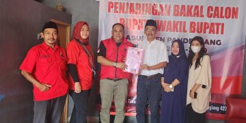 uday suhada kembalikan fomrulir pendaftaran bacalon bupati pandeglang
