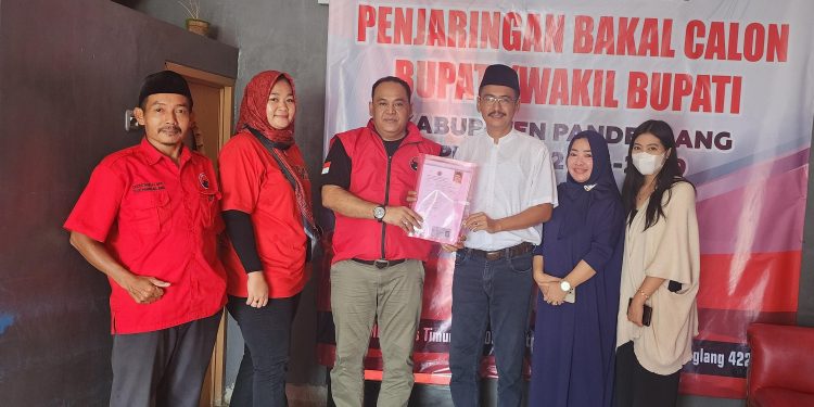 uday suhada kembalikan fomrulir pendaftaran bacalon bupati pandeglang