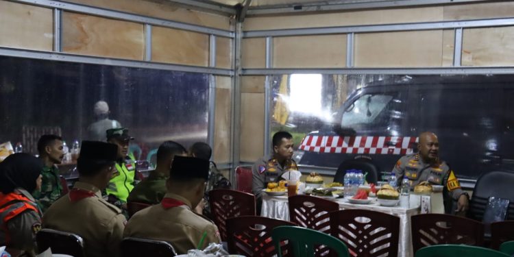 Menghadapi arus balik lebaran, Kapolres Beri Semangat Personil Pospam Citra Maja Raya