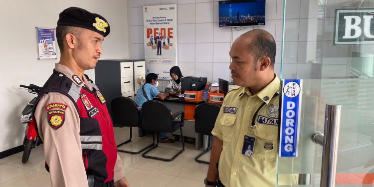 Cegah Aksi Kejahatan, Patroli Personil Samapta Dengan Petugas Keamanan Bank BRI