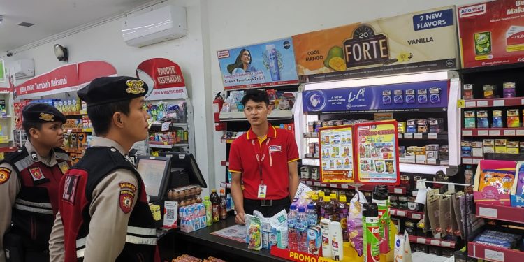 Sambangi Mini Market, Personil Samapta Beri Imbauan Positif