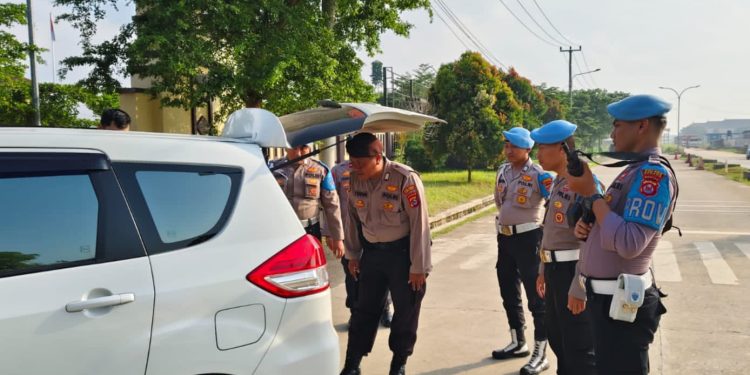 Personil Propam dan Samapta Periksa Kendaraan Pengunjung