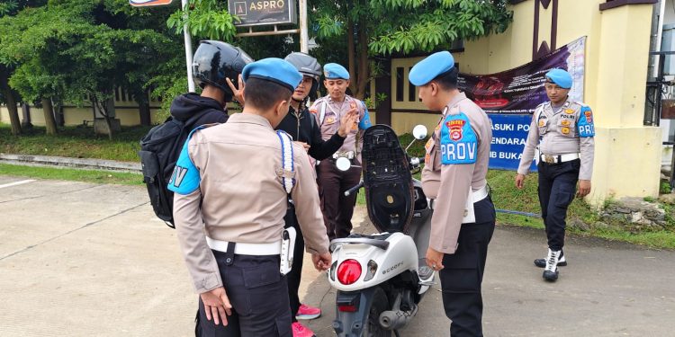 Antisipasi Kejahatan, Personil Provost Periksa Kendaraan Pengunjung
