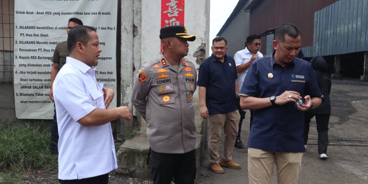 Personil Satreskrim Amankan Pemusnahan Ribuan Ton Baja Tulangan