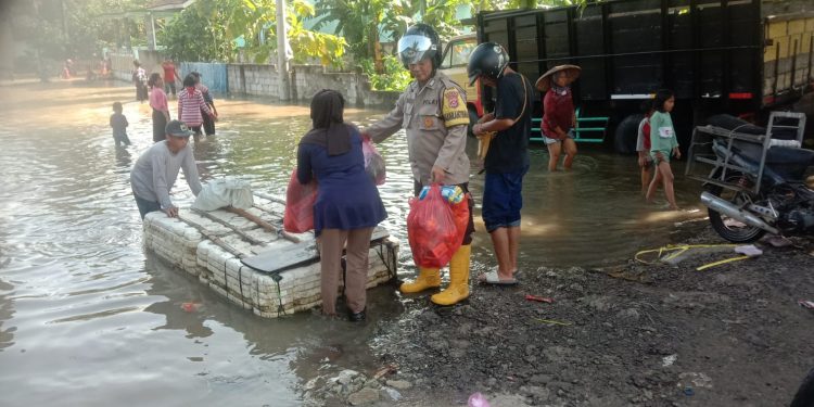 Kecamatan Kopo dan Cikande Terendam Banjir, Polres Serang Evakuasi Warga