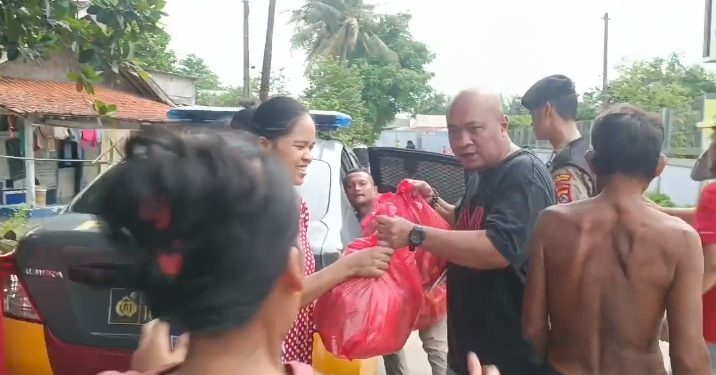 Mengenakan Kaos dan Celana Jeans, Kapolres Bagikan Sembako ke Korban Banjir