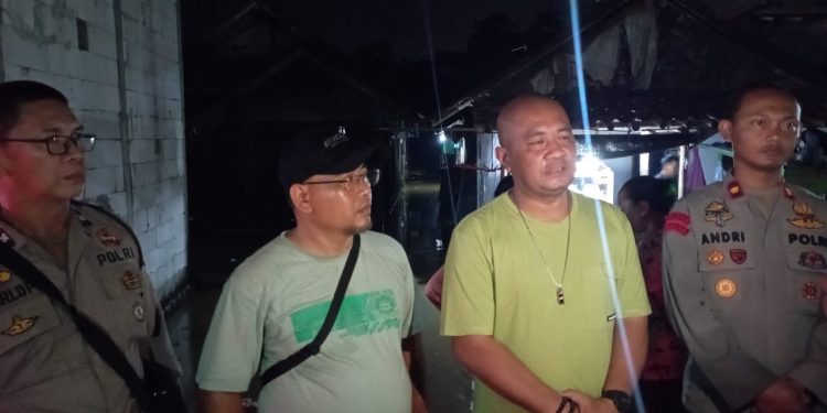 Sambil Salurkan Bantuan Sembako, Kapolres Serang Monitoring Sungai Cidurian dan Ciujung