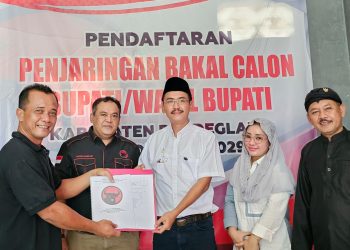 Uday Suhada mengambil formulir pendaftaran bakal calon Bupati Pandeglang ke Kantor DPC PDIP Pandeglang