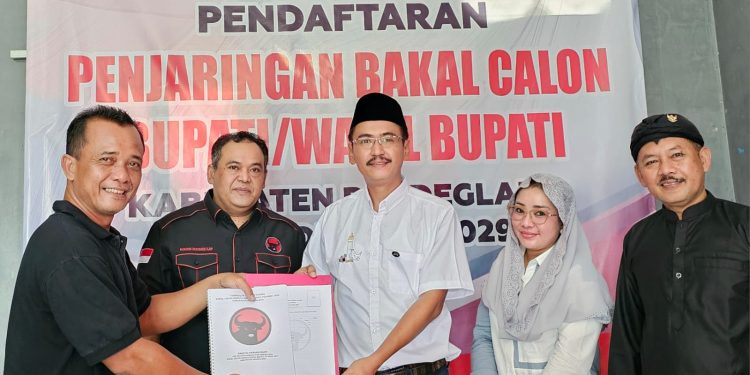 Uday Suhada mengambil formulir pendaftaran bakal calon Bupati Pandeglang ke Kantor DPC PDIP Pandeglang