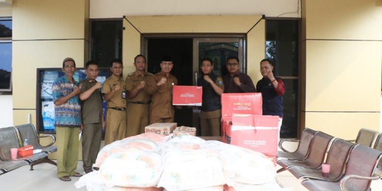 Tinjau Lokasi Banjir, Sekda Kab.Serang Serahkan Bantuan 2,5 Ton Beras.