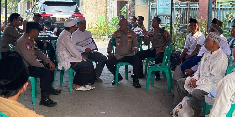Pererat Silaturahmi, Kapolres Serang Silaturahmi Dengan Pengurus dan Jema’ah Darul Kolot