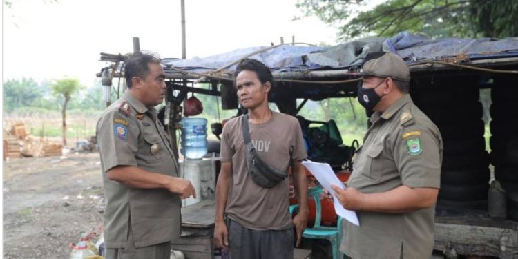 Kasat Pol PP Kota Tangerang Himbau Orang Tua Yang Tinggal Di Bantaran Sungai Cisadane Agar Lebih Waspada