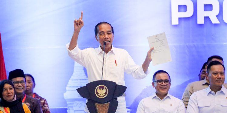 Presiden Serahkan Sertipikat Tanah Elektronik Langsung