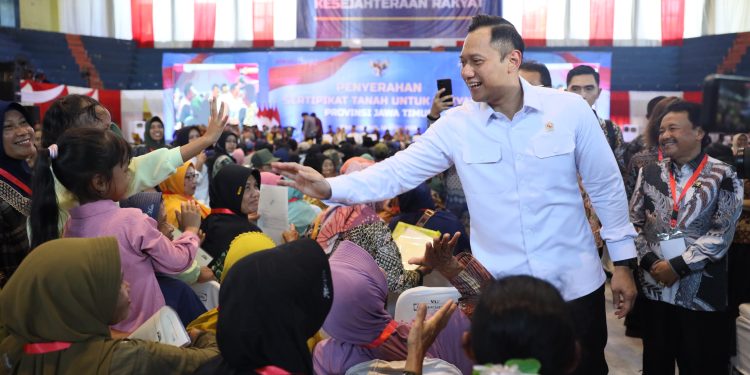 AHY Dampingi Presiden Joko Widodo Serahkan 10.323 Sertipikat Tanah