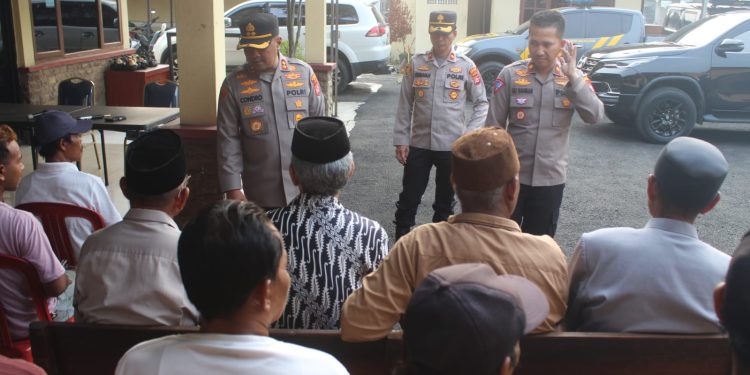 Kapolres Serang Kembali Silaturahmi Dengan Pemandi Jenazah, Marbot dan Penggali Kubur