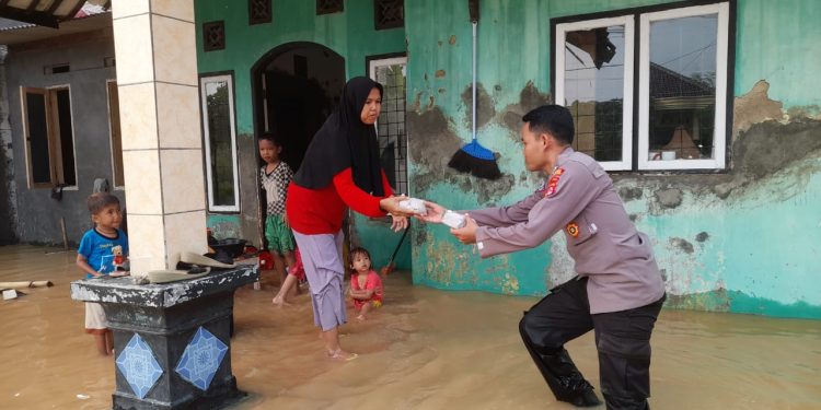 Kopo Kembali Diterjang Banjir, Petugas Door to Door Kirim Bantuan Makanan