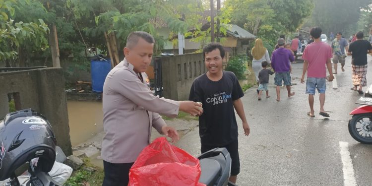 Tercatat 134 Rumah Terdampak Banjir, Petugas Terpaksa Door to Door Antar Makanan