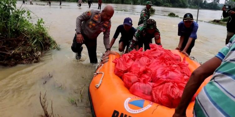 Meski Diguyur Hujan, Kapolres Bersama TNI Salurkan Sembako Door to Door Menggunakan Perahu Karet