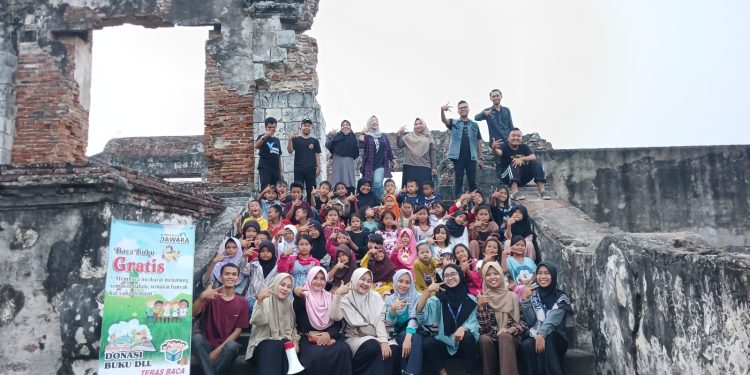 Komunitas Motor Puri Serang Hijau Bikers Club (PSHBC), TBM Jawara dan Rumah Baca Daligo KSB Gelar Buku di Keraton Kaibon.