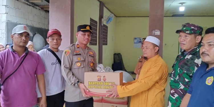 Kapolda Banten Salurkan 300 Paket Sembako Untuk Terdampak Banjir di Kecamatan Jawilan