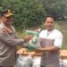 Kapolres Serang Berikan 300 Kg Bibit Padi dan Sembako Pada Petani Terdampak Banjir di Desa Koper