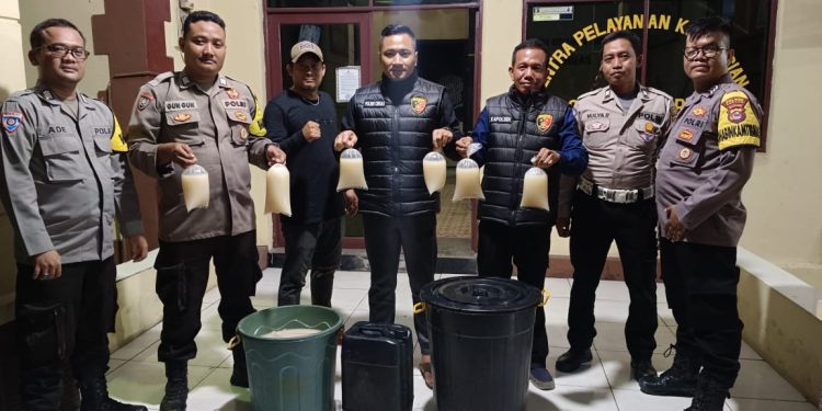 Lapo Tuak dan Gubug Tambal Ban Digerebek Personil Polsek Ciruas