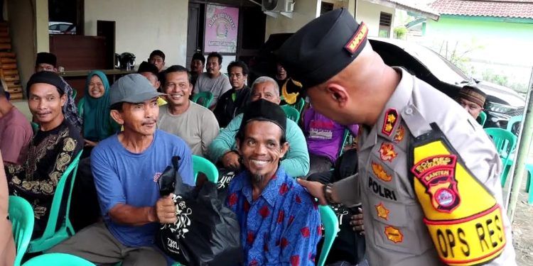 Kapolres Serang Silaturahmi dan Bakti Sosial Dengan Warga Carenang
