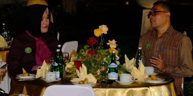 Hadiri Welcome Dinner, Ketua Dekranasda Provinsi Banten Tine Al Muktabar Kenakan Pakaian Berbahan Tenun Baduy