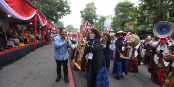 Al Muktabar Berikan Semangat Kepada Kontingen Provinsi Banten pada Parade Mobil Hias Kriya dan Budaya