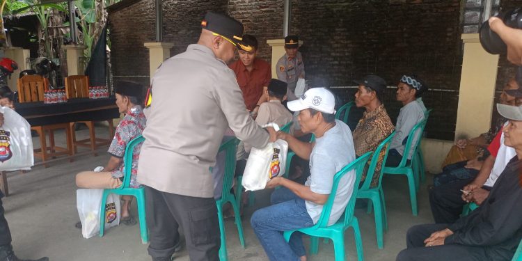 Pererat Silaturahmi, Kapolres Bhakti Sosial Sambil Ngobrol Bareng Dengan Penggali Kubur, Pemandi Jenazah dan Marbot