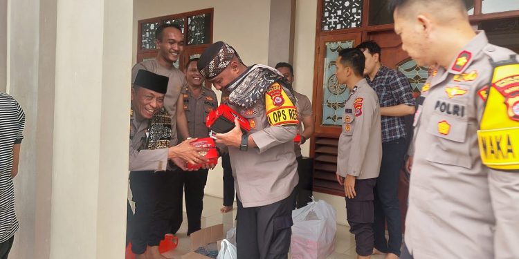 Gelar Jumat Berkah, Kapolres Bagikan Nasi Kotak Pada Jemaah Masjid As-Salam