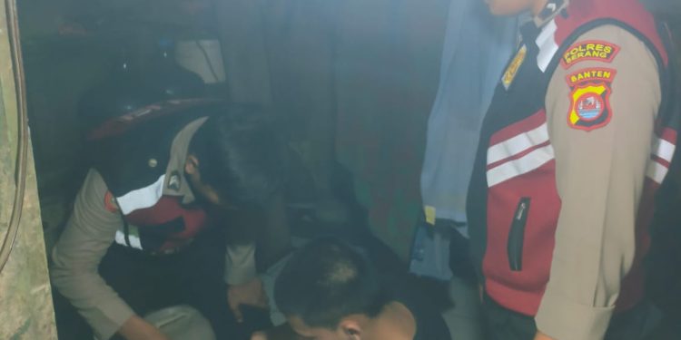 Personil Satsamapta Amankan 2 Jirigen Tuak