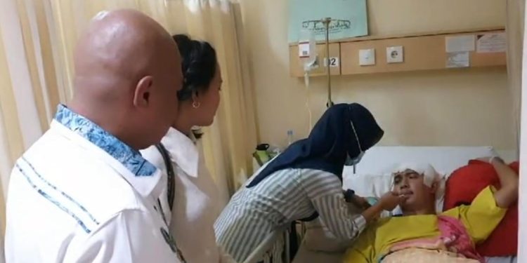 Kapolres dan Isteri Jenguk Anggota Satreskrim Lakalantas Saat Tugas Kring Serse