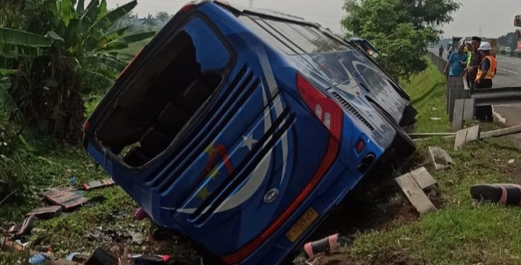 Bus Rombongan Perangkat Desa Terperosok di Tol Tangerang-Merak