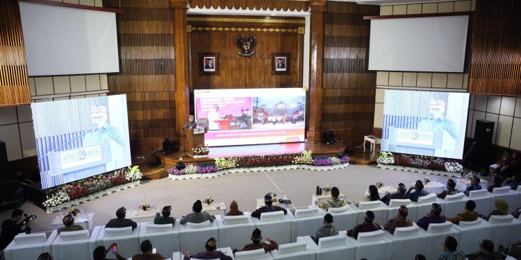 Pj Gubernur Banten Al Muktabar Sampaikan Nota Pengantar Raperda Pertanggungjawaban APBD TA 2023