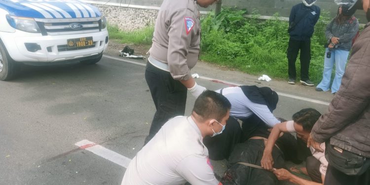 Pengendara Yamaha F1ZR Luka Berat Tabrak Truk