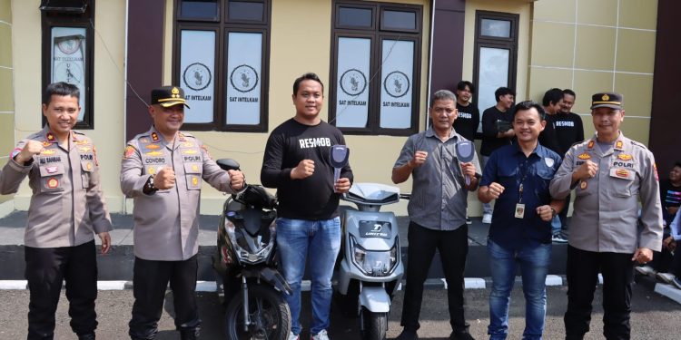 Ungkap Kasus Curanmor, Tim Resmob dan Polsek Cikeusal Diganjar Hadiah Motor Baru