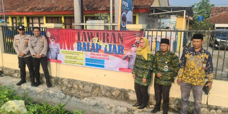 Cegah Kenakalan Remaja, Polres Serang Pasang Spanduk Peringatan Tawuran di Gerbang Sekolah
