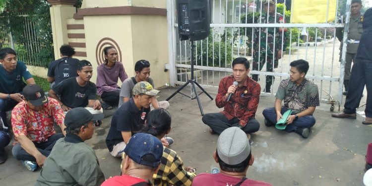 Masa Koalisi Aksi Pergerakan Geruduk Kantor Pemkot Serang.