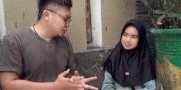 Risnawati Bocah 11 Tahun Menjadi Pemulung Barang Bekas Demi Bertahan Untuk Hidup Dan Bercita-cita Meng-Umrohkan Ibu dan Neneknya