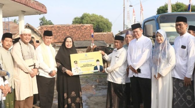 Sholat Ied di Masjid Baitussalam Pabuaran, Bupati Serang Salurkan Hewan Qurban