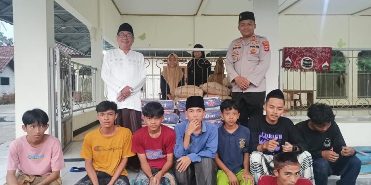 Bantu Pembangunan Kamar Santri, Kapolsek Kopo Kirim Semen