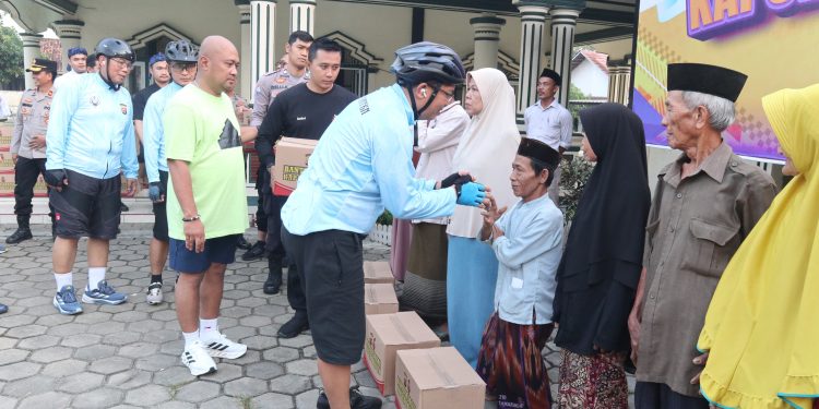Sambil Menjaga Kebugaran Tubuh, Kapolda Banten Bersepeda Santai dan Berbagi