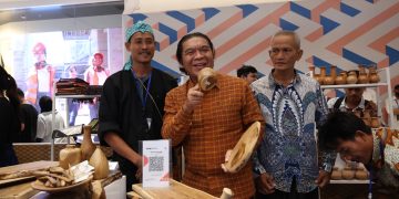 Buka Karya Kreatif Banten, Pj Gubernur Al Muktabar Kenakan Wastra Tenun Baduy