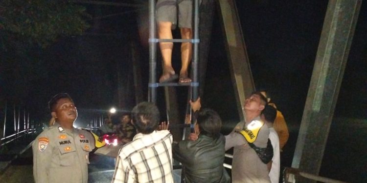 Tidak Diperhatikan Pemerintah, Polres Serang Pasang Lampu Penerangan di atas Jembatan Renged