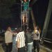 Tidak Diperhatikan Pemerintah, Polres Serang Pasang Lampu Penerangan di atas Jembatan Renged