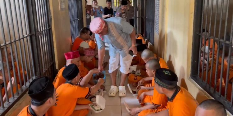 Momen Idul Adha, Kapolres Serang Bawa Nasi Pecel dan Daging Goreng