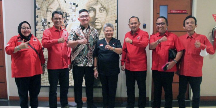 Berikan Surat Tugas, PDIP Usung Andika Hazrumy di Pilkada Kabupaten Serang 2024