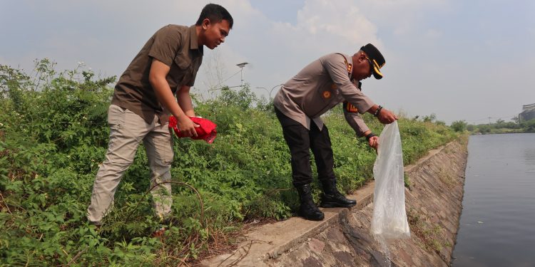 Polres Serang Tebar 10.000 Bibit Ikan Di Puspemkab