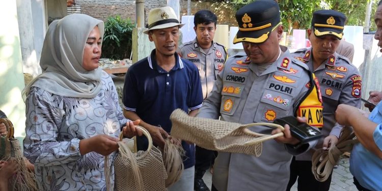Kunjungi Emak-emak Perajin Anyaman Bambu, Kapolres Sebut Bagus Menambah Penghasilan Keluarga